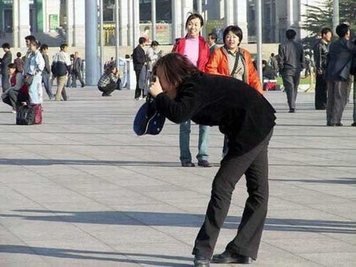 写真を撮っている人のクールなポージング集 おもしろフラッシュ笑王